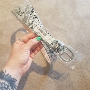NWT BLACK & WHITE FAUX SNAKE PRINT BELT